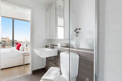 A 2BR Apt With Harbour Views And FREE Parking - Accommodation Whitsundays 2