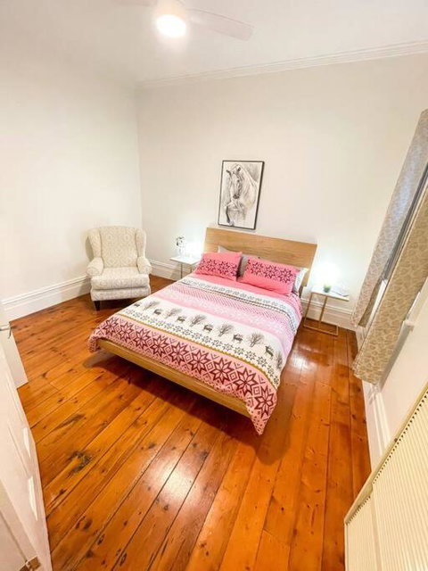 A Beautiful Terrace House With Parking & Courtyard - Accommodation Whitsundays 4