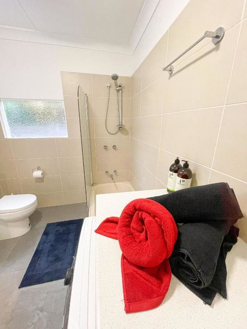 A Beautiful Terrace House With Parking & Courtyard - Accommodation Whitsundays 1