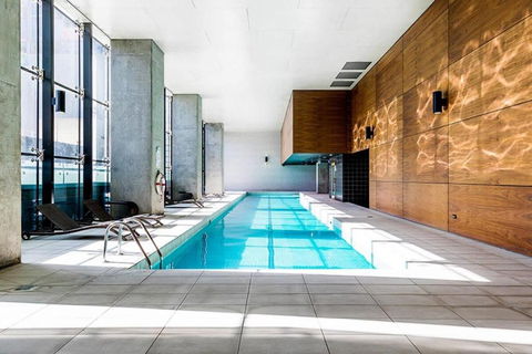A Chic 2BR Apt City Views Near Southern Cross - Accommodation Whitsundays 2