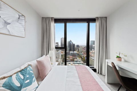 A Chic 2BR Apt Near Melbourne CBD W FREE Parking - Accommodation Whitsundays 0