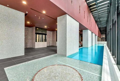 A Chic 2BR Apt Near Melbourne CBD W FREE Parking - Accommodation Whitsundays 2
