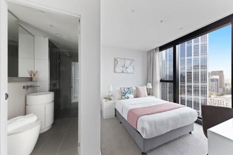 A Chic 2BR Apt Near Melbourne CBD W FREE Parking - Accommodation Whitsundays 3