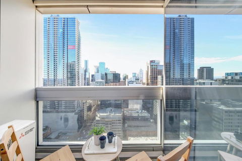 A Chic 2BR Apt Near Southern Cross City Views - Accommodation Whitsundays 1
