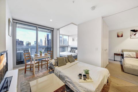 A Chic 2BR Apt Near Southern Cross City Views - Accommodation Whitsundays 3