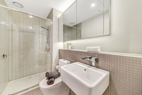 A Chic 2BR Apt Near Southern Cross City Views - Accommodation Whitsundays 4