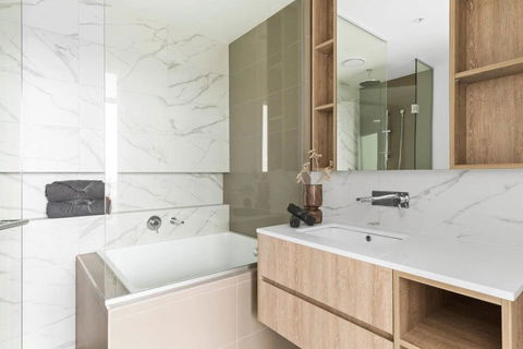 A Chic 2BR Apt With Panoramic Views FREE Parking - Accommodation Whitsundays 4