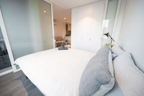 A Chic 2BR CBD Apartment Near Southern Cross - Accommodation Whitsundays 1