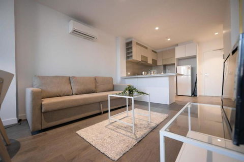 A Chic 2BR CBD Apartment Near Southern Cross - Accommodation Whitsundays 3