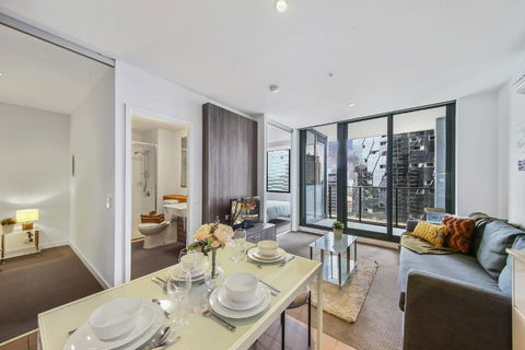 A Chic 2BR Home Near Southern Cross City Views - Accommodation Whitsundays 0