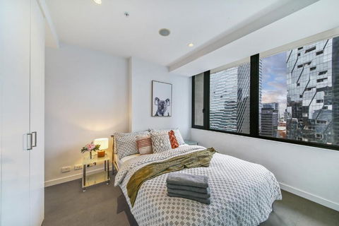 A Chic 2BR Home Near Southern Cross City Views - Accommodation Whitsundays 3