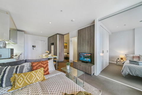 A Chic 2BR Home Near Southern Cross City Views - Accommodation Whitsundays 2