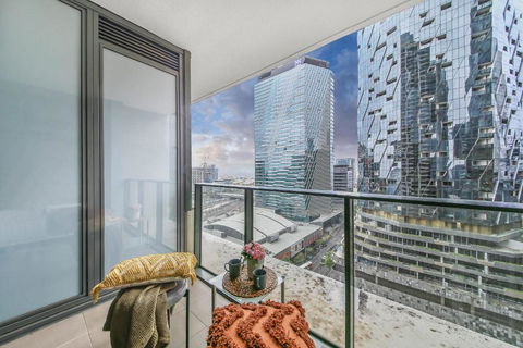 A Chic 2BR Home Near Southern Cross City Views - Accommodation Whitsundays 4