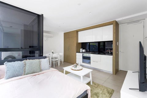 A Chic Apt With A Large Balcony Next To Grand Prix - Accommodation Whitsundays 1