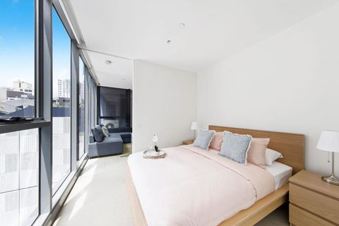 A Chic Apt With A Large Balcony Next To Grand Prix - Accommodation Whitsundays 0