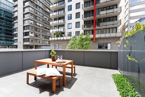 A Chic Apt With A Large Balcony Next To Grand Prix - Accommodation Whitsundays 2