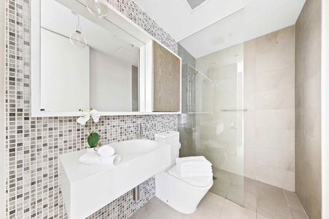 A Chic Apt With A Large Balcony Next To Grand Prix - Accommodation Whitsundays 4