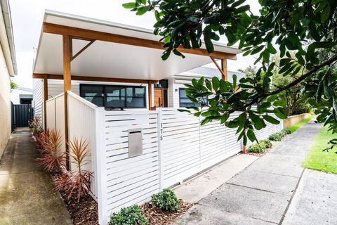 A Chic Coastal Hideaway At Toowoon Bay Beach - Accommodation Whitsundays 1