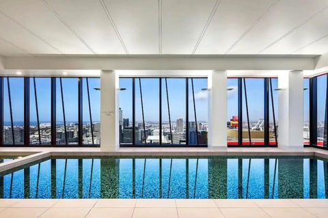 A Chic & Comfy 2BR Apt On Collins With City Views - Accommodation Whitsundays 2