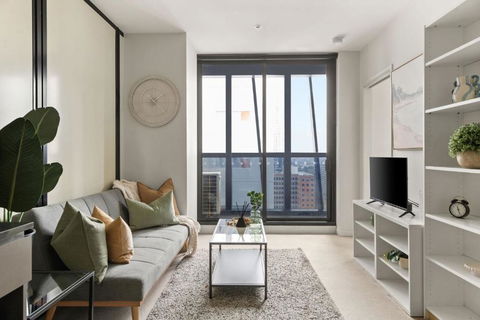 A Chic & Comfy 2BR Apt On Collins With City Views - Accommodation Whitsundays 0