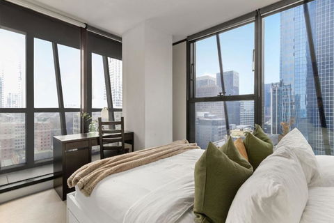 A Chic & Comfy 2BR Apt On Collins With City Views - Accommodation Whitsundays 1