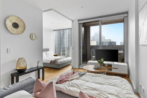 A Chic & Lovely 2BR Apt CBD With City Views - Accommodation Whitsundays 3