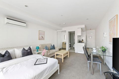 A Chic Studio Only A 4-min Walk To Victoria Market - Accommodation Whitsundays 1