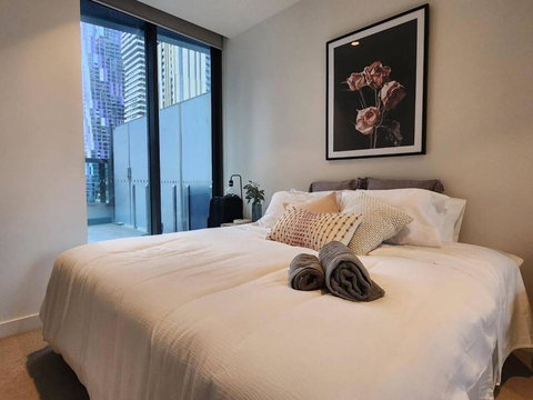 A Cosmopolitan Hub In CBD Centre - Accommodation Whitsundays 0