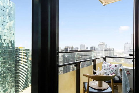 A Cozy 2BR Apt Near Crown With City Skyline Views - Accommodation Whitsundays 1