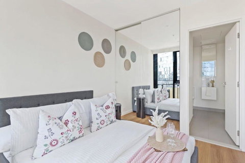 A Cozy 2BR Apt Near Crown With City Skyline Views - Accommodation Whitsundays 2