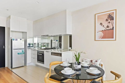 A Cozy 2BR Apt Near Crown With City Skyline Views - Accommodation Whitsundays 4