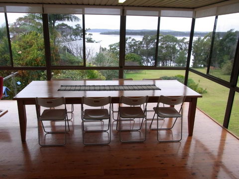 A LAKEHOUSE ESCAPE - A Waterfront Reserve On Shores Of Lake Macquarie - Accommodation Whitsundays 3