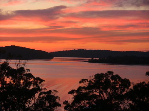 A LAKEHOUSE ESCAPE - A Waterfront Reserve On Shores Of Lake Macquarie - Accommodation Whitsundays 0