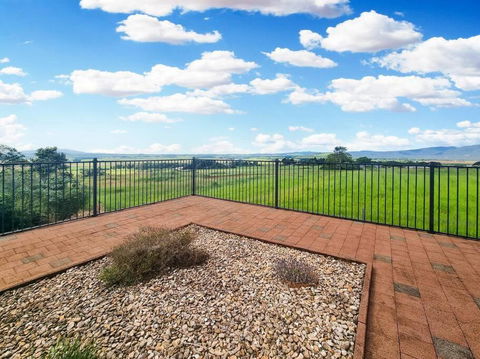 A Picturesque 3 Bedroom House With Splendid Views - Accommodation Whitsundays 0