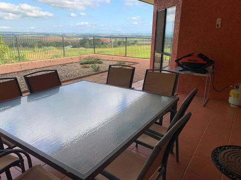 A Picturesque 3 Bedroom House With Splendid Views - Accommodation Whitsundays 1