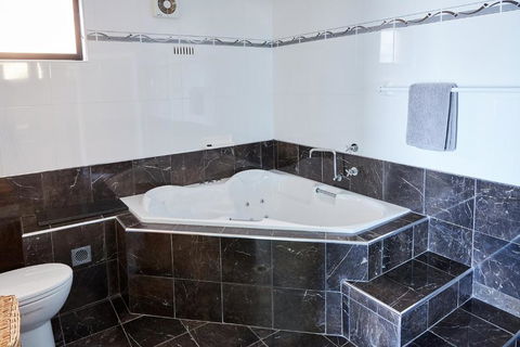 A Stones Throw At Mollymook Beach - Accommodation Whitsundays 1