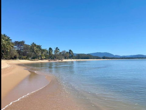 Absolute Beach Front - Accommodation Whitsundays 0