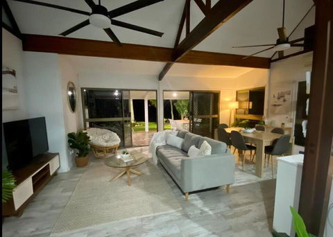Absolute Beach Front - Accommodation Whitsundays 2