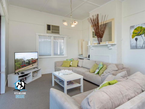 Absolute Beachfront 3BR 2BA Home W/ Beach Track - Accommodation Whitsundays 2