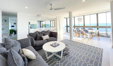 Absolute Beachfront Bliss On Kings Beach - Accommodation Whitsundays 2