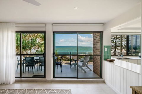 Absolute Beachfront Bliss On Kings Beach - Accommodation Whitsundays 4