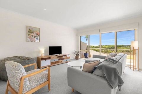 Absolute Beachfront Retreat On The Esplanade - Accommodation Whitsundays 0