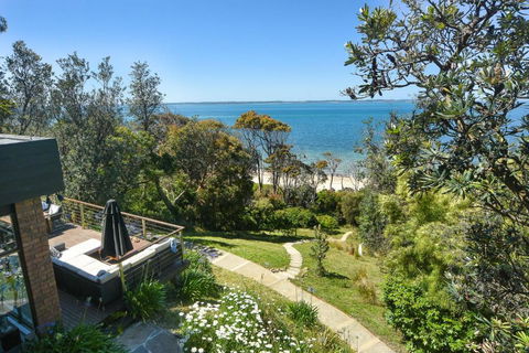 Absolute Beachfront - Accommodation Whitsundays 0
