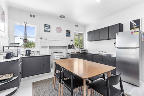 Absolute Beachfront Views Apollo Bay - Accommodation Whitsundays 2