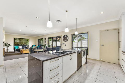 Accommodation On Lansell 1 Being Unit 1 Of 6 Lansell Street - Accommodation Whitsundays 0