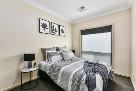 Accommodation On Lansell 1 Being Unit 1 Of 6 Lansell Street - Accommodation Whitsundays 3