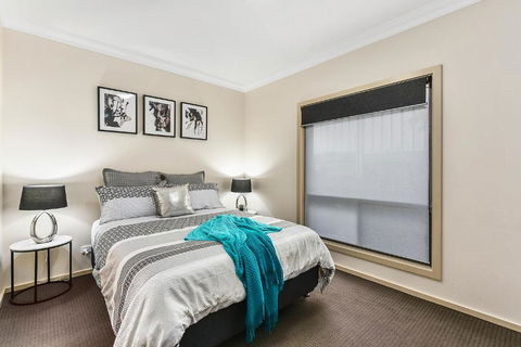 Accommodation On Lansell 1 Being Unit 1 Of 6 Lansell Street - Accommodation Whitsundays 4