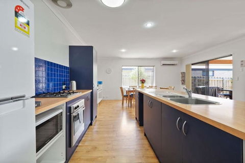 Across The Way, Golf And Beach Heaven - Accommodation Whitsundays 3