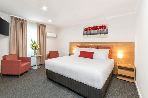 Adelaide Royal Coach - Accommodation Whitsundays 0