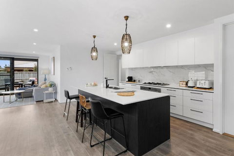ADELPHI In The Point - Accommodation Whitsundays 4